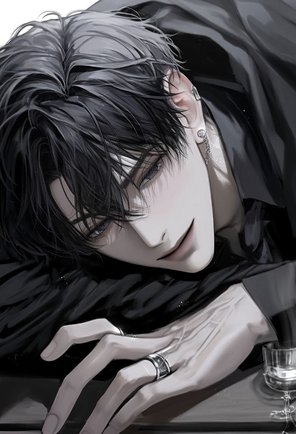 Mân mê cánh tay tôi